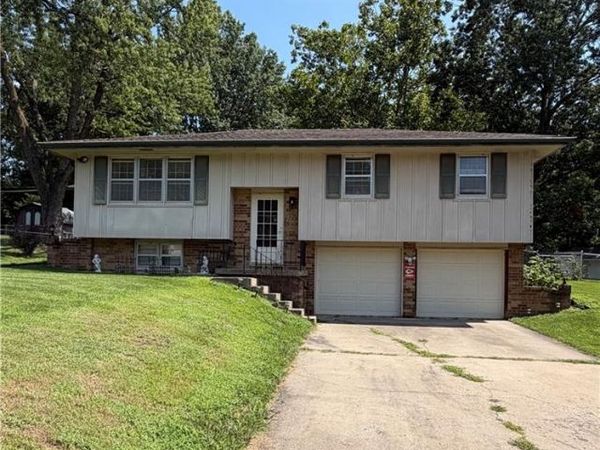 2607 NW Powderhorn Drive, Kansas City, MO 64154