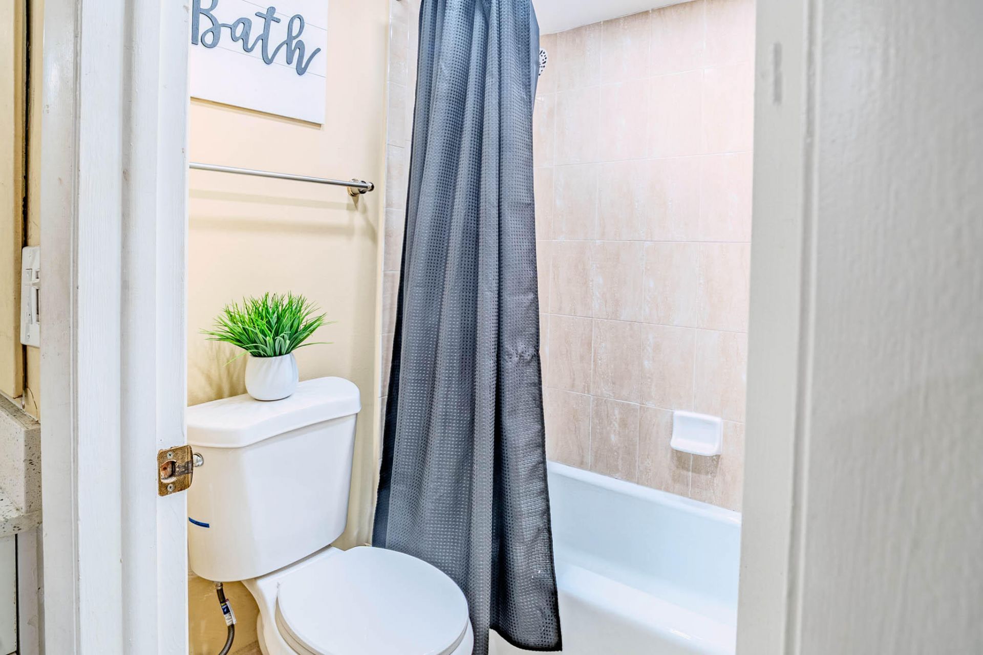 3710 Inverrary Drive, Unit 2s, Lauderhill, FL 33319 Photo