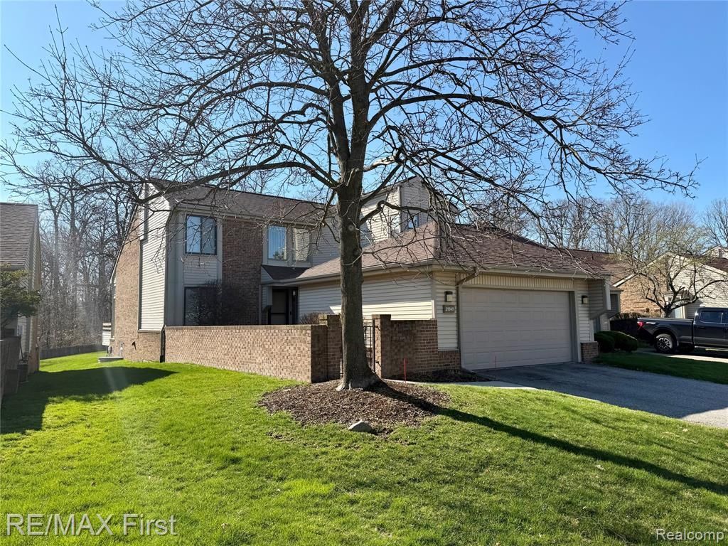 29349 W Chanticleer Drive, Southfield, MI 48034 Main Photo