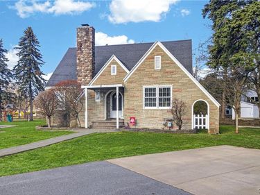 8 Crescent Drive, New York Mills, NY 13417