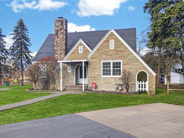 8 Crescent Drive, New York Mills, NY 13417