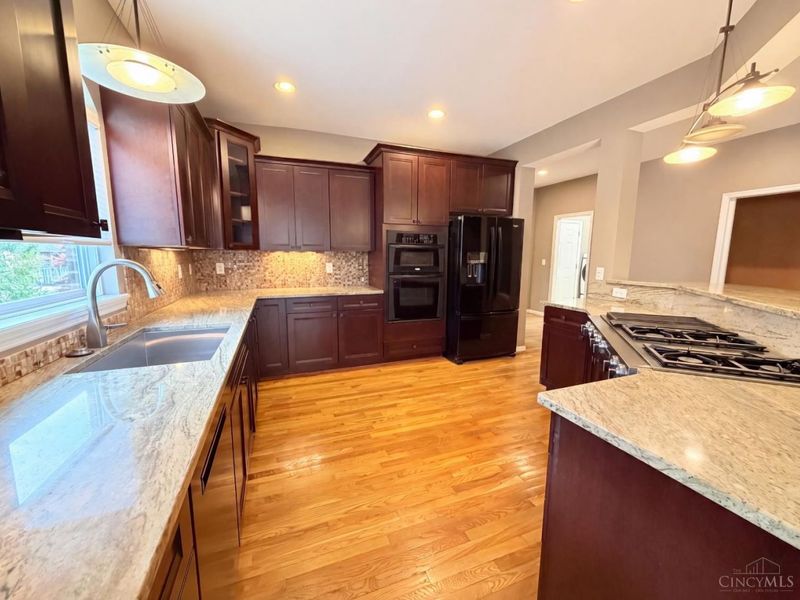 8016 Stonegate Drive, Anderson Twp, OH 45255 Photo 2