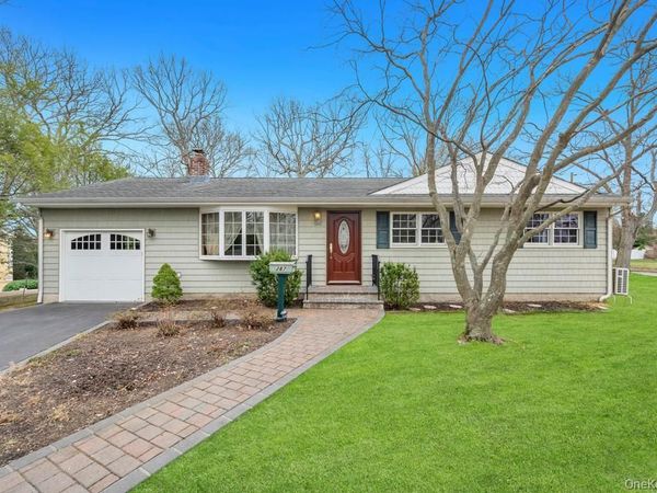 287 6th Avenue, Saint James, NY 11780