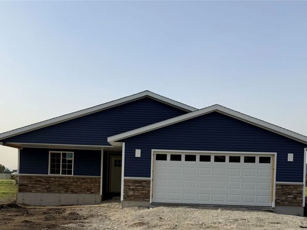 913 W 13th, Vinton, IA 52349