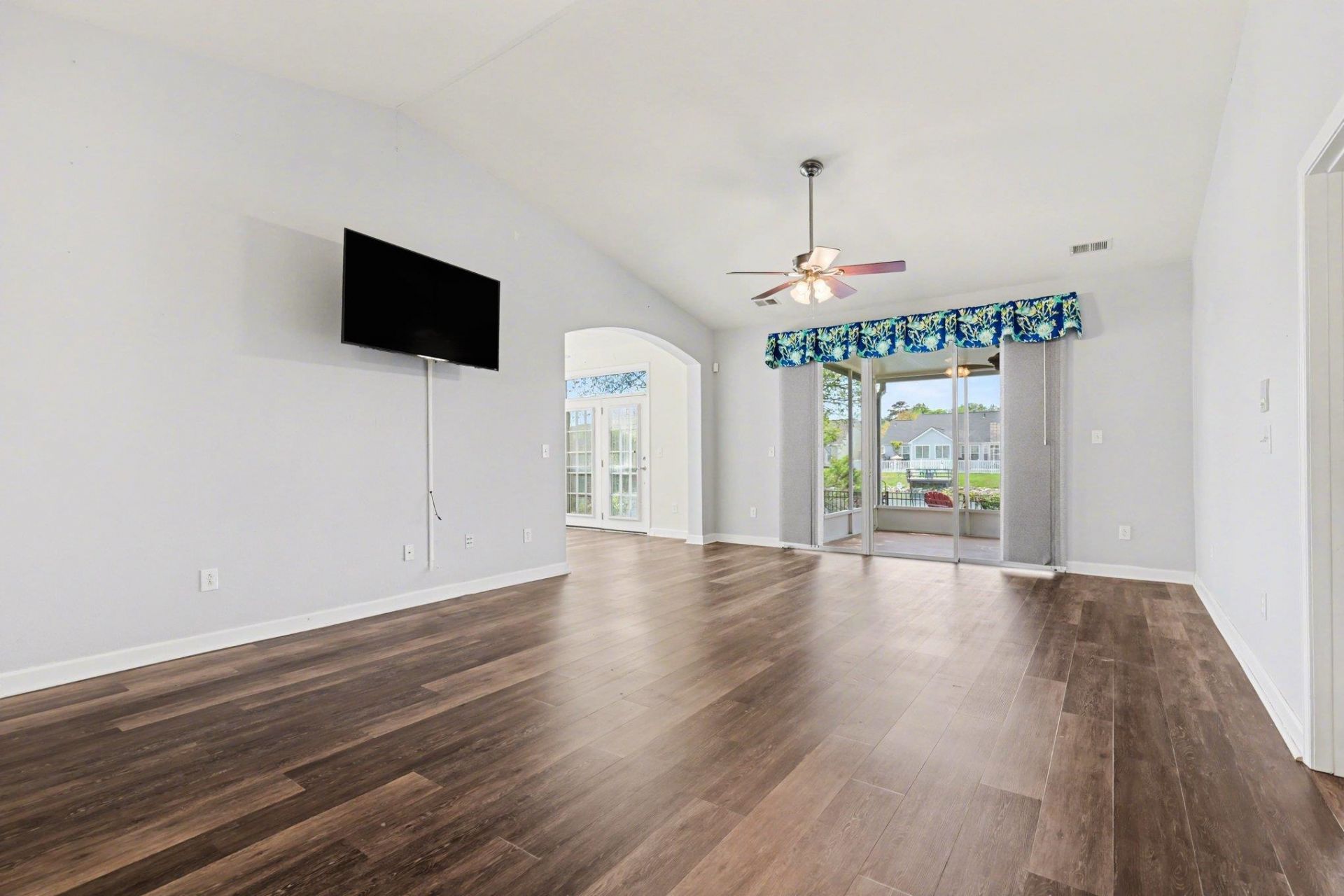 363 Vermillion Dr. Photo 6