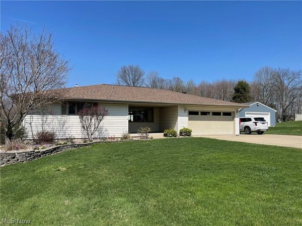 402 thomas Lane, Girard, OH 44420