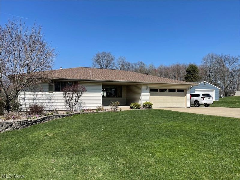 402 thomas Lane, Girard, OH 44420 Photo 1