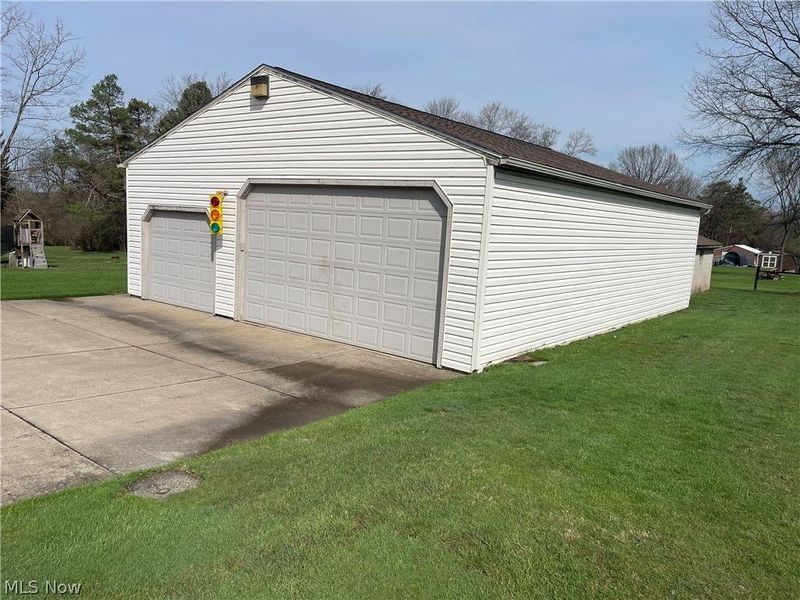 402 thomas Lane, Girard, OH 44420 Photo 3