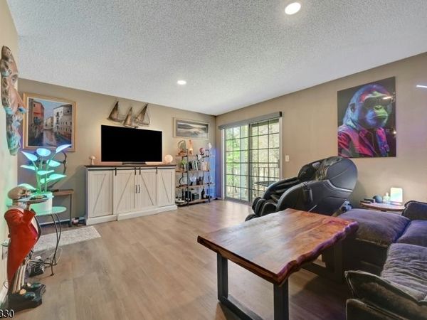 111 Raintree Ln, Mahwah, NJ 07430