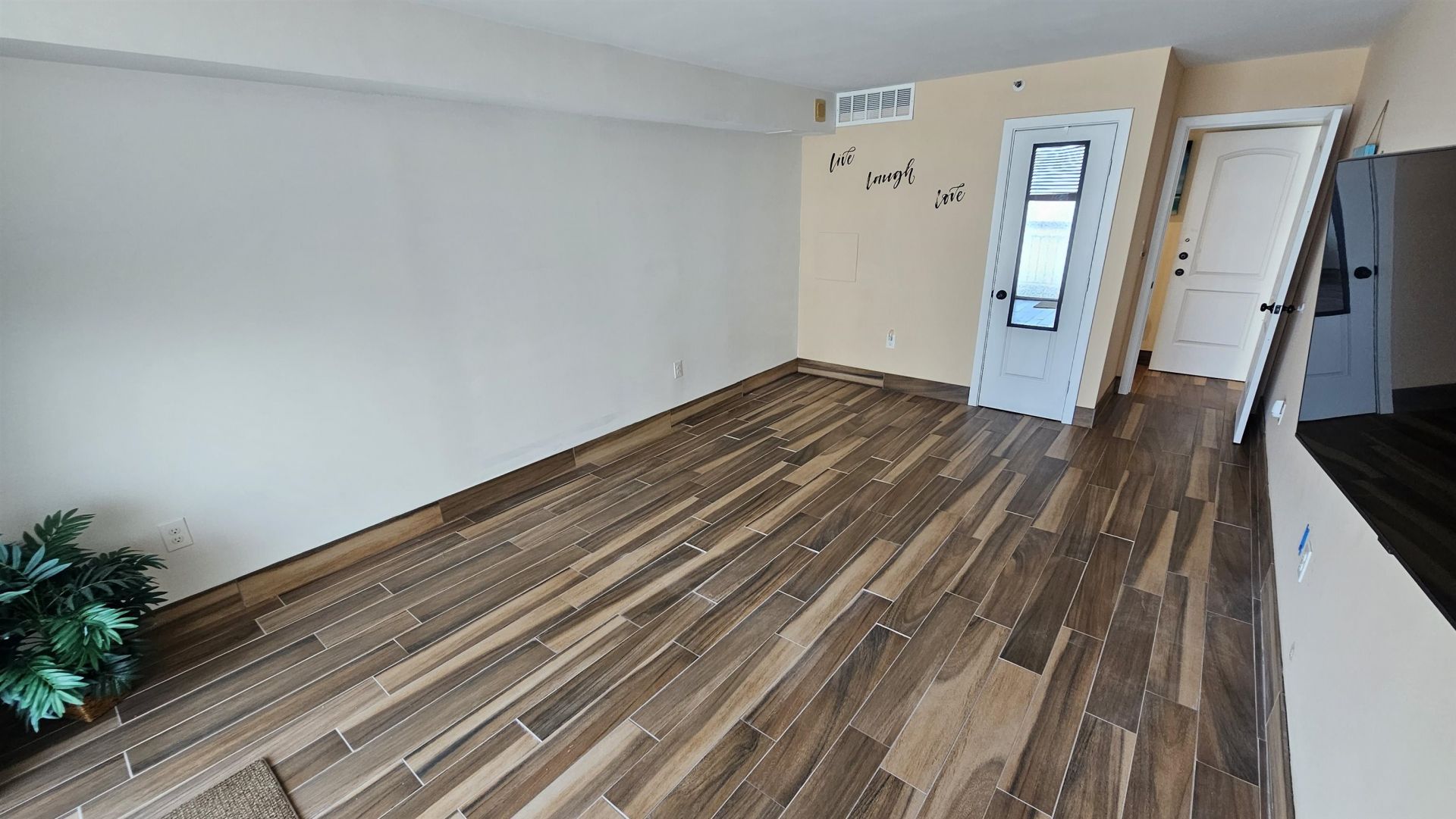 9820 Queensway Blvd. Photo 19