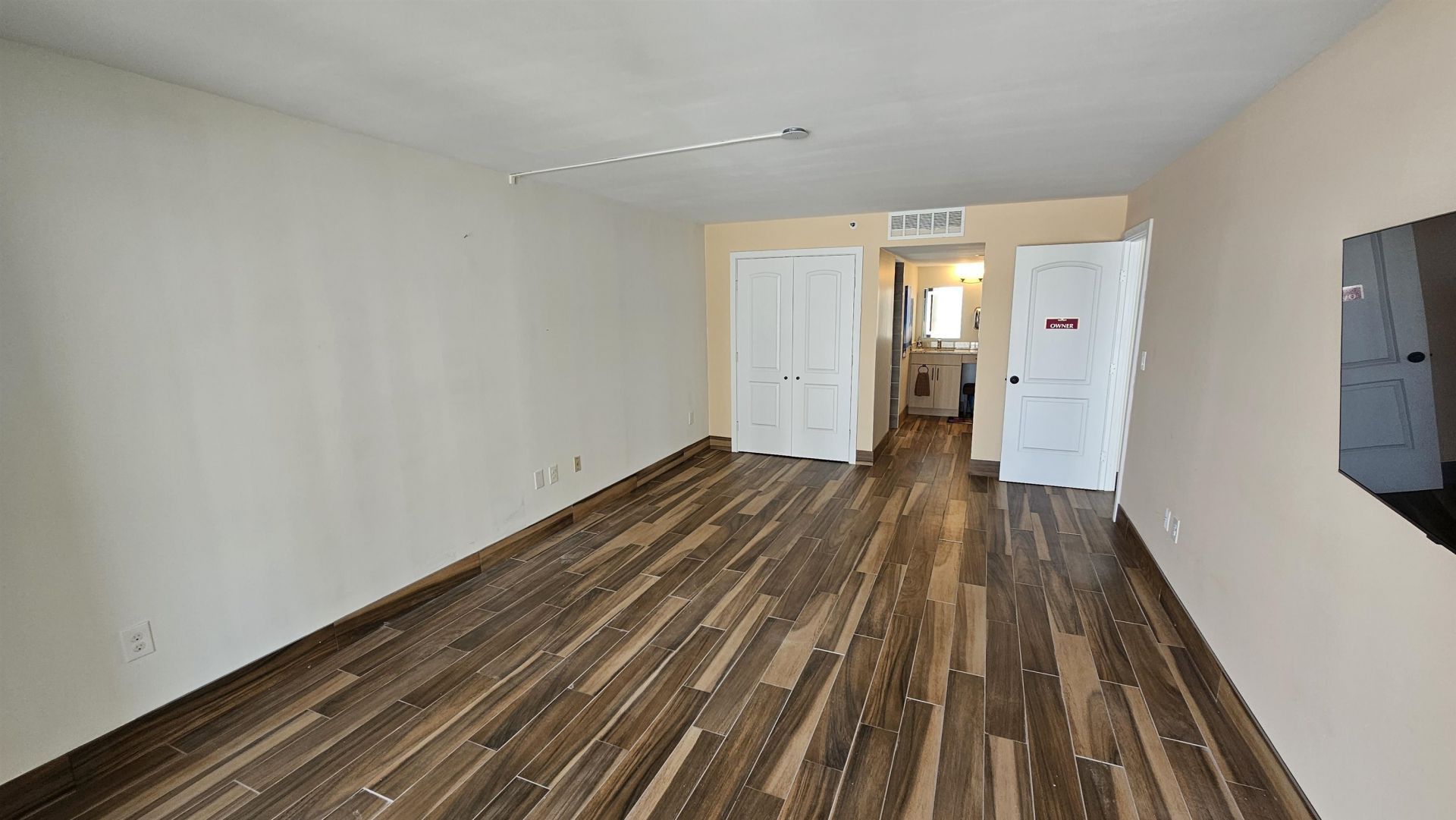 9820 Queensway Blvd. Photo 8