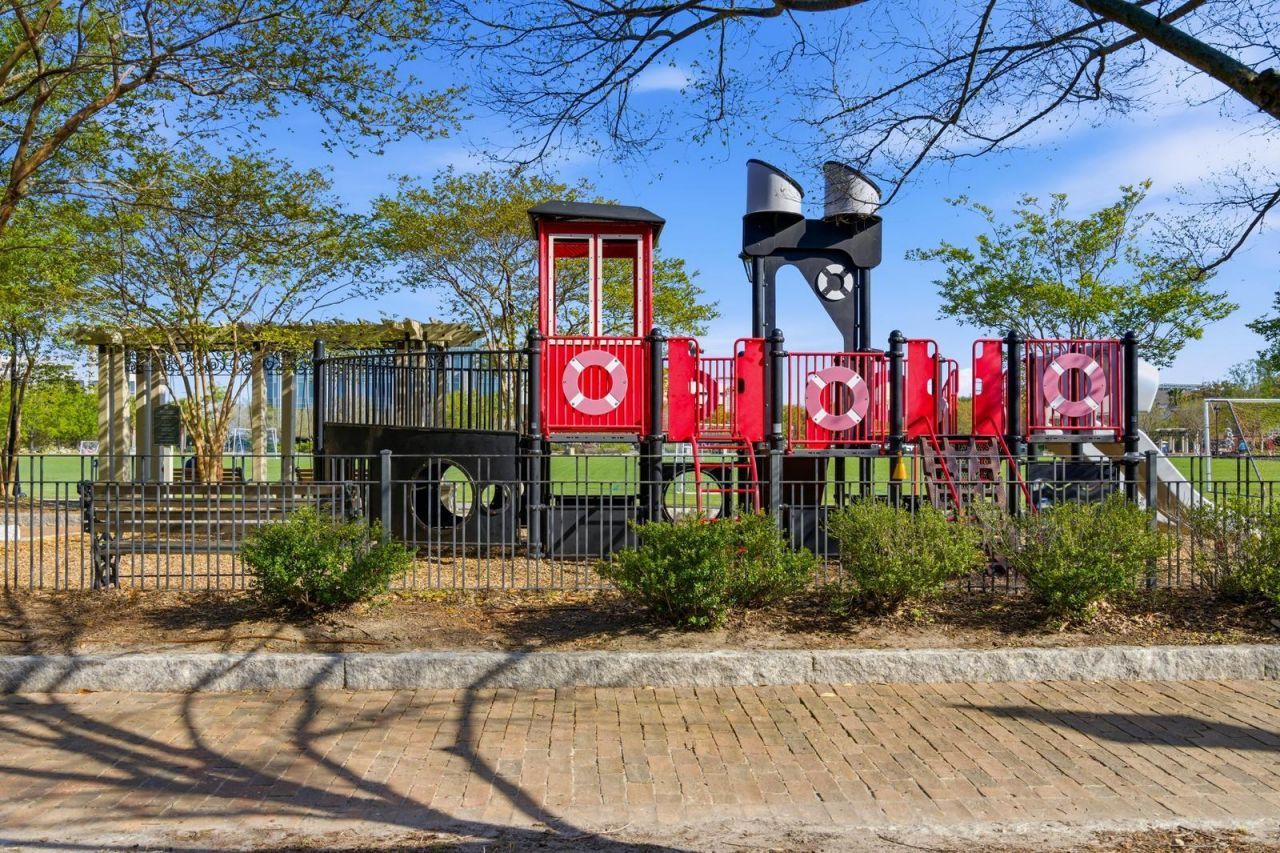 5 Gadsdenboro Street Photo 31