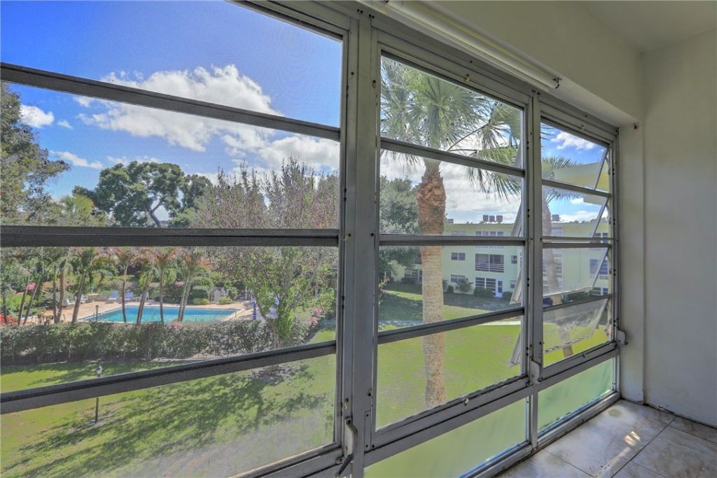 1100 W Ponce De Leon Circle W, Unit W305, Vero Beach, FL 32960 Photo