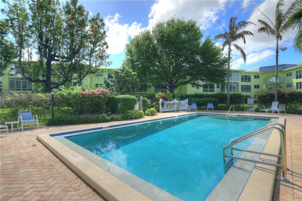 1100 W Ponce De Leon Circle W, Unit W305, Vero Beach, FL 32960 Photo