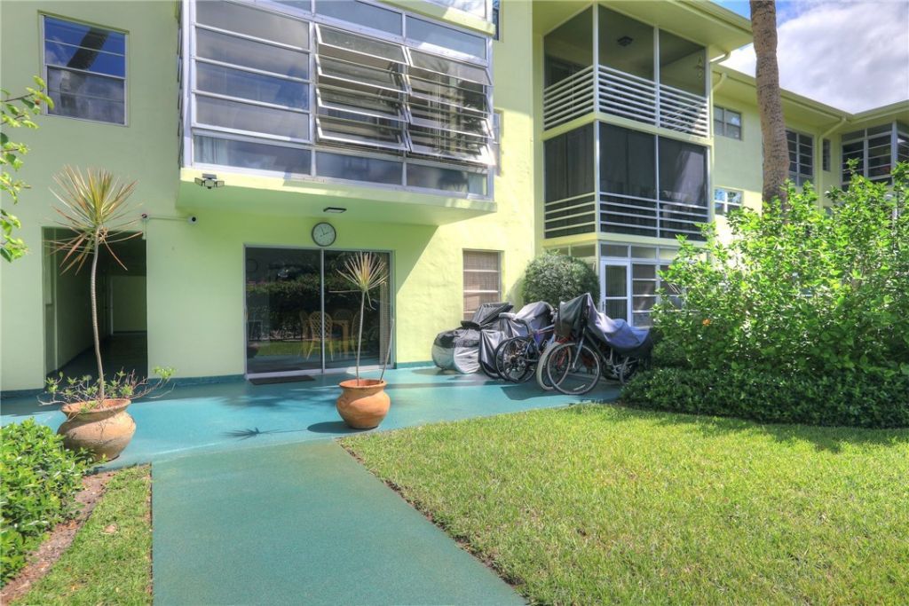 1100 W Ponce De Leon Circle W, Unit W305, Vero Beach, FL 32960 Photo