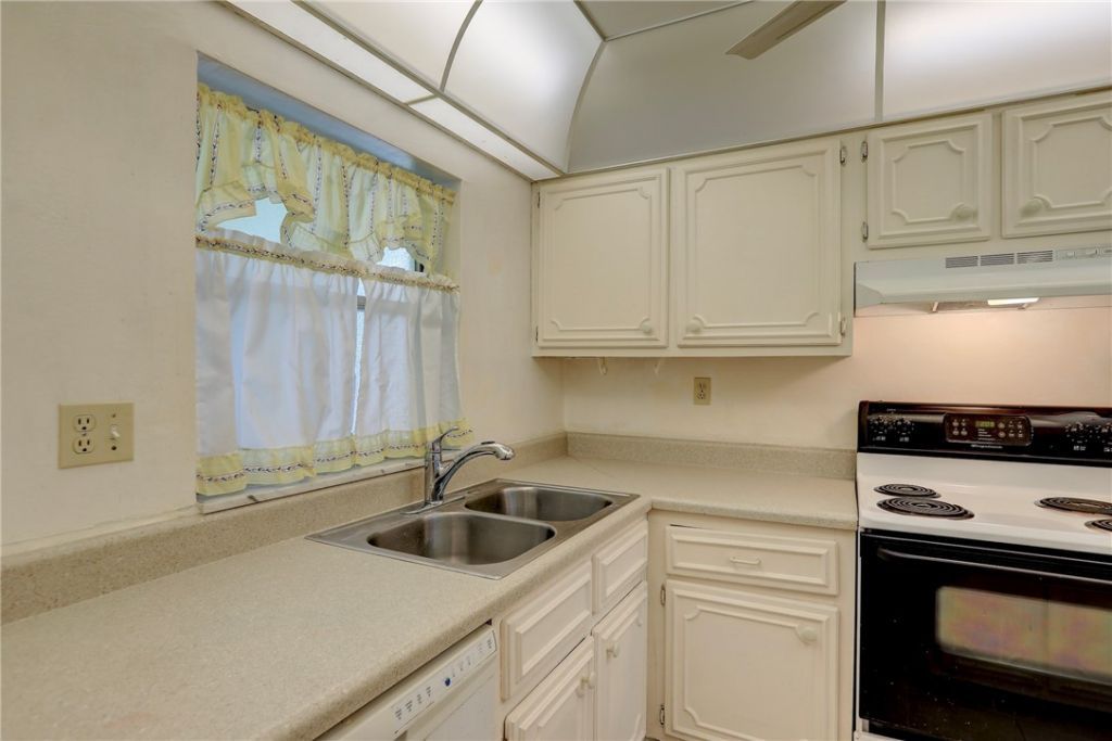 1100 W Ponce De Leon Circle W, Unit W305, Vero Beach, FL 32960 Photo