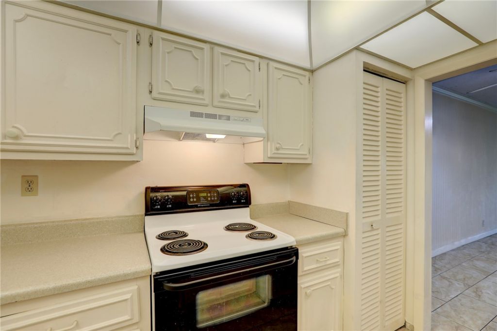 1100 W Ponce De Leon Circle W, Unit W305, Vero Beach, FL 32960 Photo