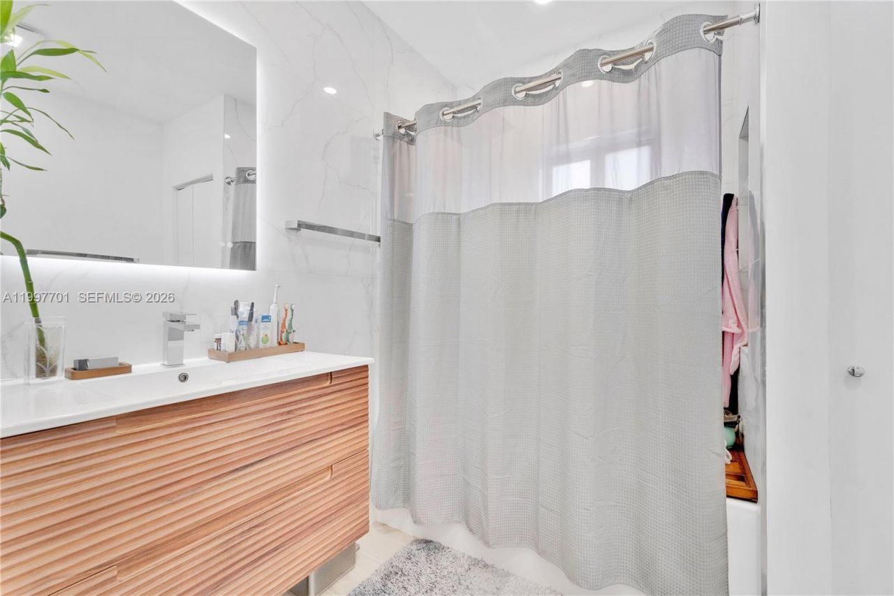 1089 NE 110th St, Miami, FL 33161 Photo