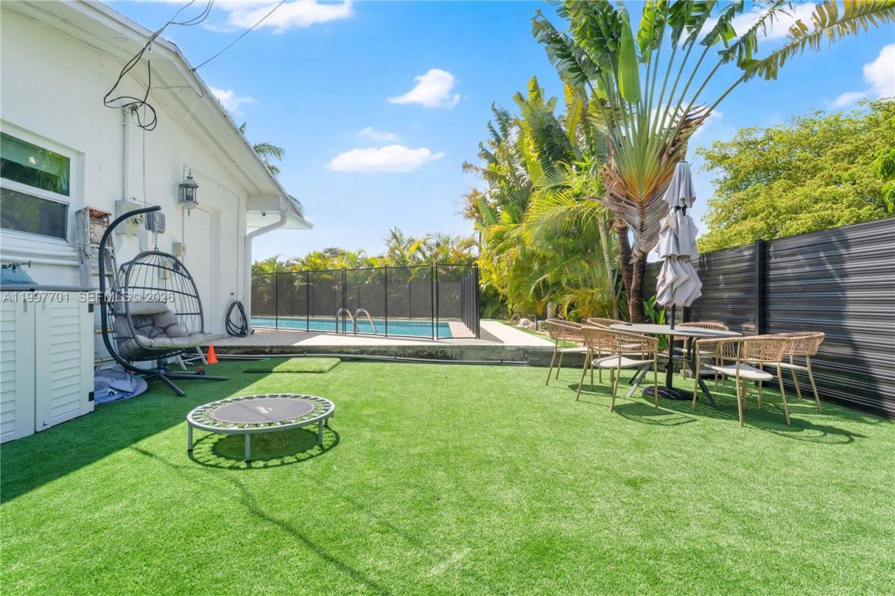 1089 NE 110th St, Miami, FL 33161 Photo