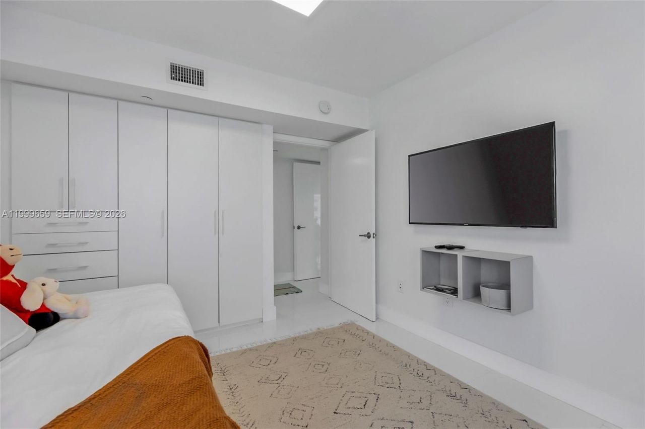 6301 Collins Ave, Unit 2103, Miami Beach, FL 33141 Photo