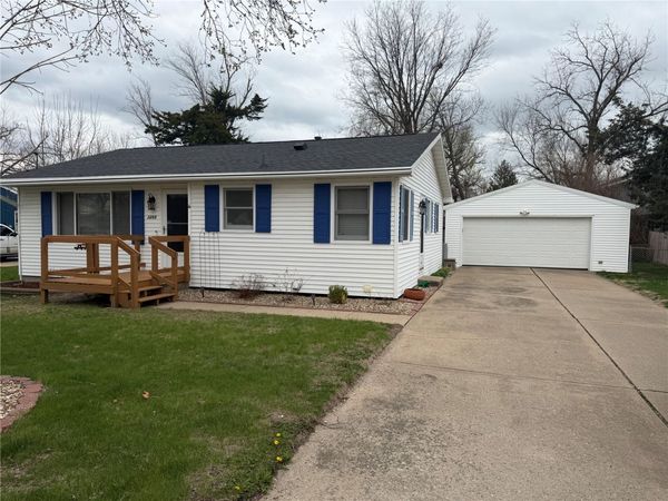 1295 33rd St NE , Cedar Rapids, IA 52402