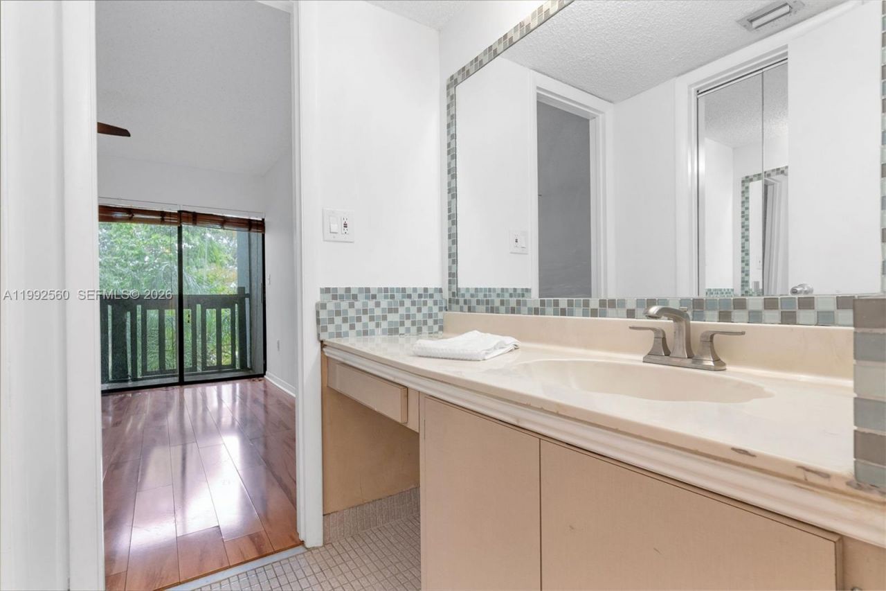 1021 Mockingbird Ln, Unit 302, Plantation, FL 33324 Photo