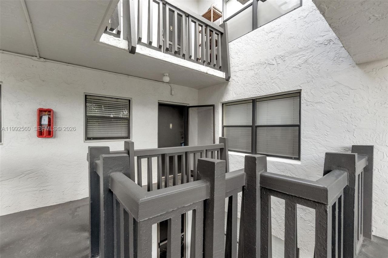 1021 Mockingbird Ln, Unit 302, Plantation, FL 33324 Photo