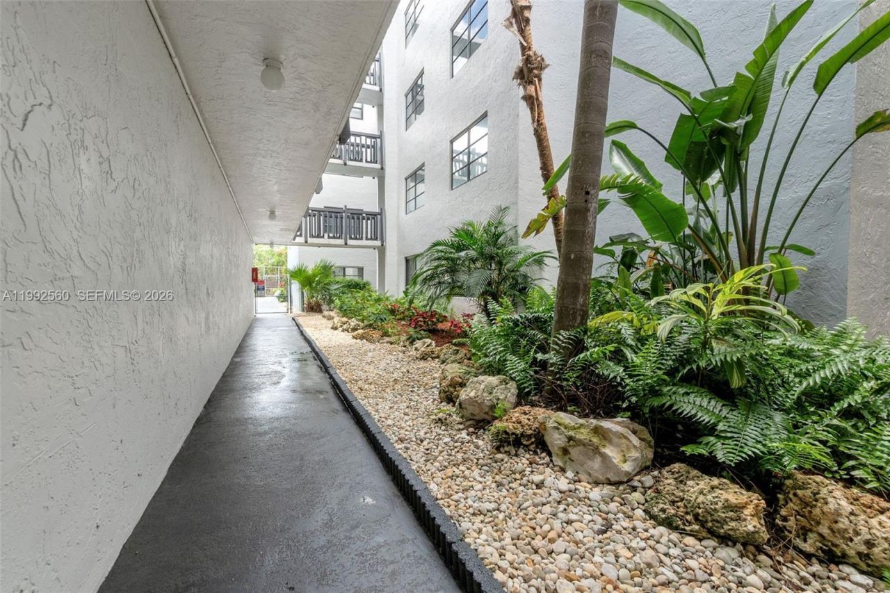 1021 Mockingbird Ln, Unit 302, Plantation, FL 33324 Photo