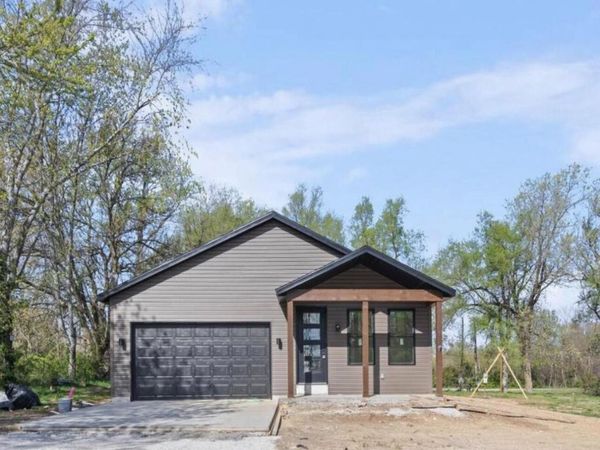 317 S Oak Avenue, Sparta, MO 65753