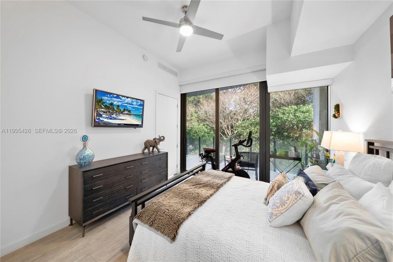 2831 S Bayshore Dr, Unit 406, Miami, FL 33133 Photo