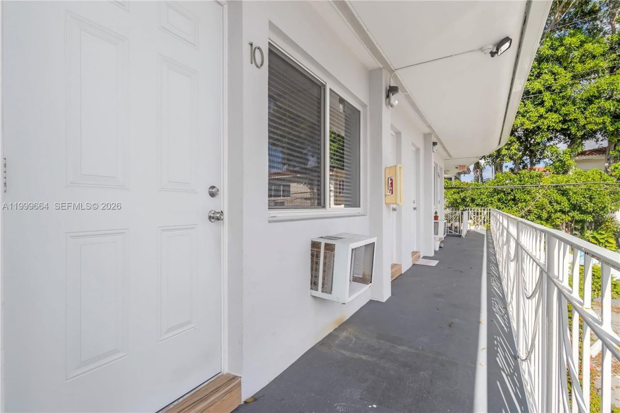 8129 Abbott Ave, Unit 10, Miami Beach, FL 33141 Photo
