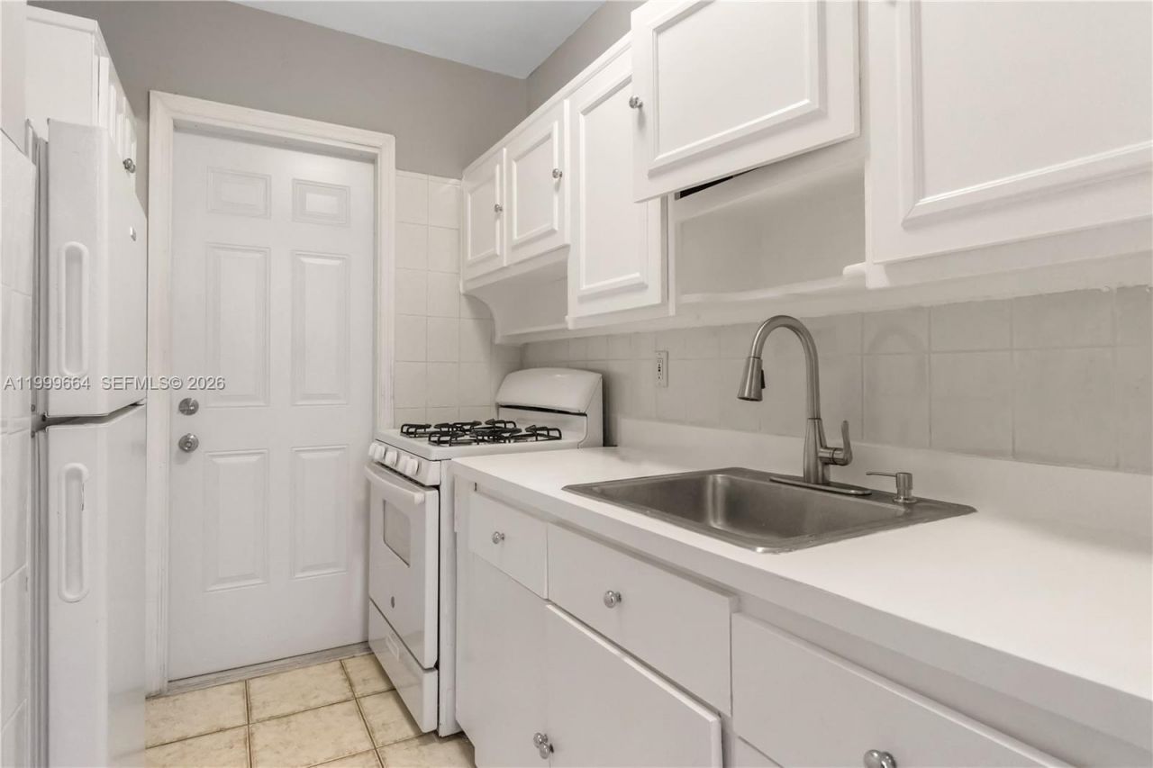 8129 Abbott Ave, Unit 10, Miami Beach, FL 33141 Photo