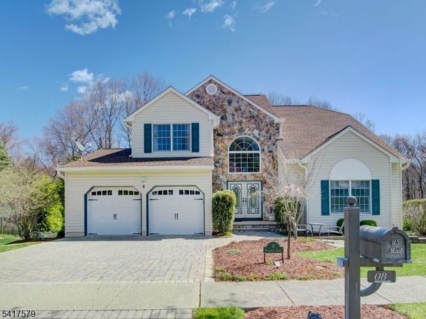 8 Mulberry Ct, Roxbury, NJ 07876