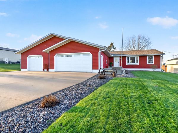 122 Park Avenue , Charlotte, IA 52731