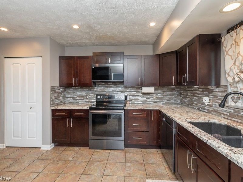 24798 Mitchell Drive , North Olmsted, OH 44070 Photo 8