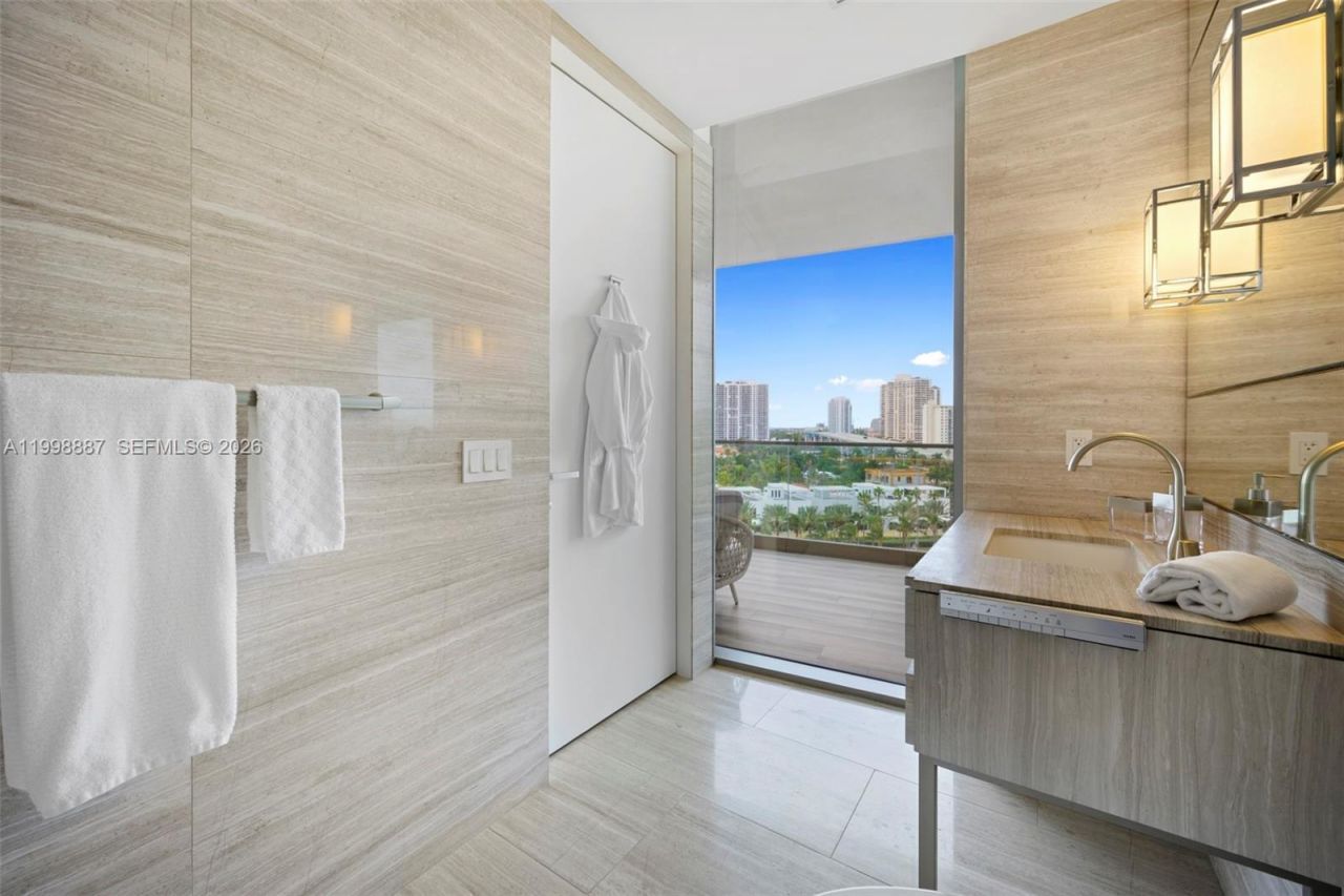 18975 Collins Ave, Unit 605, Sunny Isles Beach, FL 33160 Photo