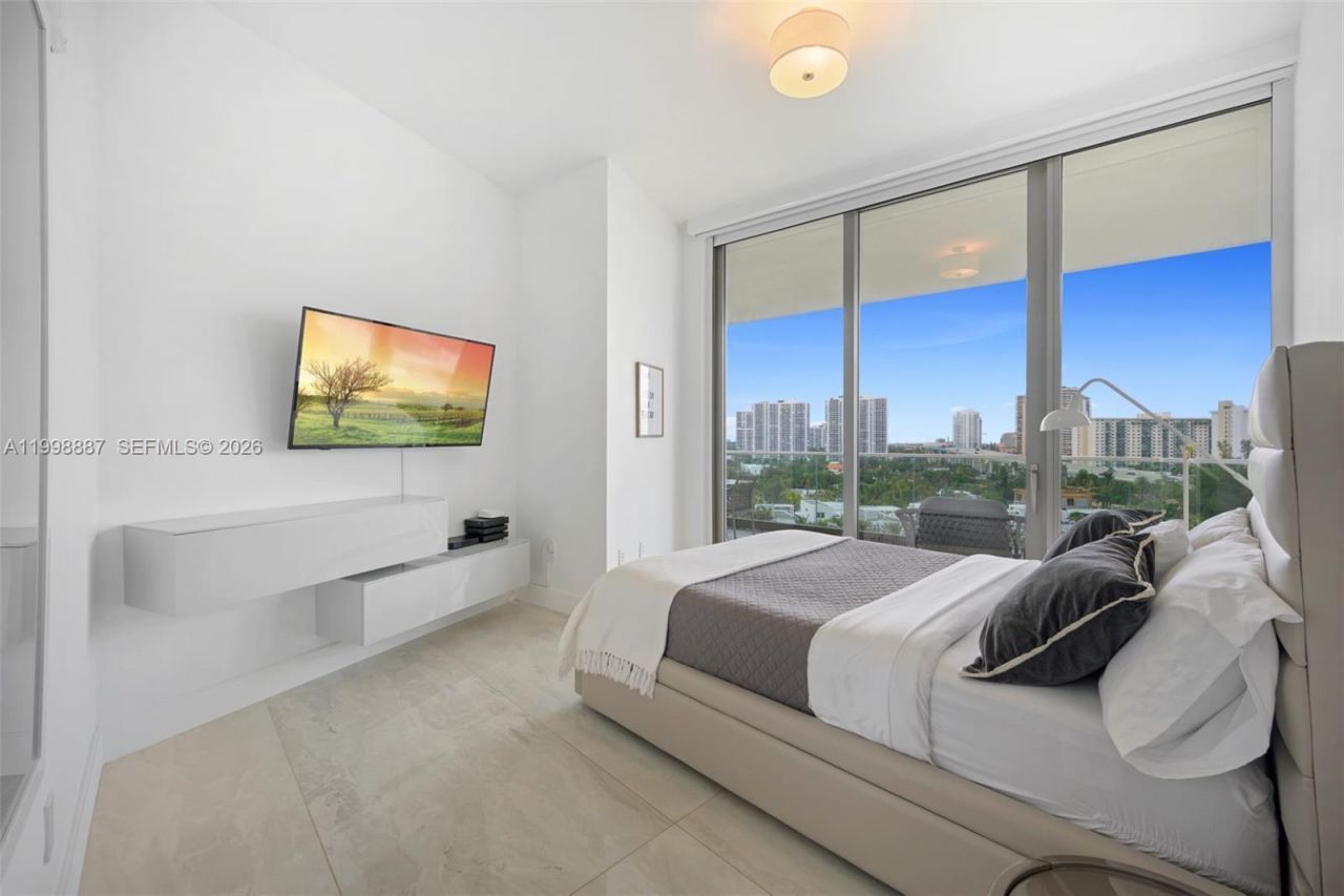 18975 Collins Ave, Unit 605, Sunny Isles Beach, FL 33160 Photo