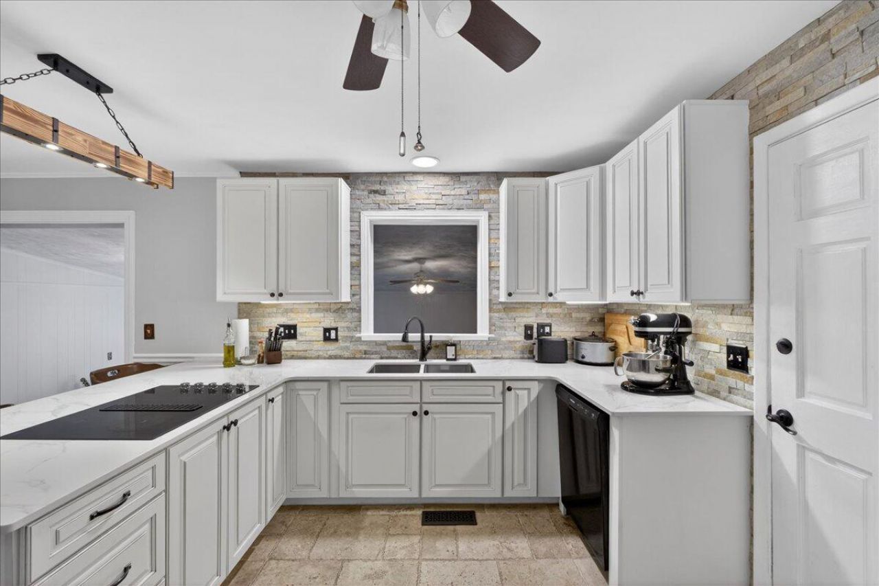 1225 Hillside Drive Photo 6