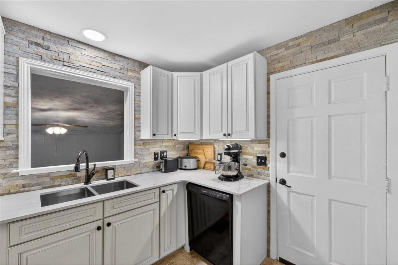 1225 Hillside Drive Photo 7