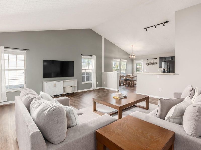 926 Cherry Bud Drive, Columbus, OH 43228 Photo 3