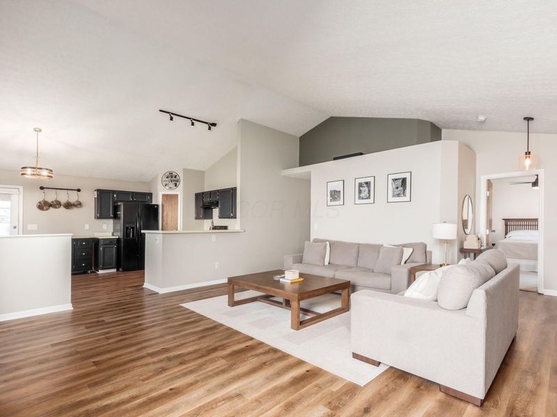 926 Cherry Bud Drive, Columbus, OH 43228 Photo 6