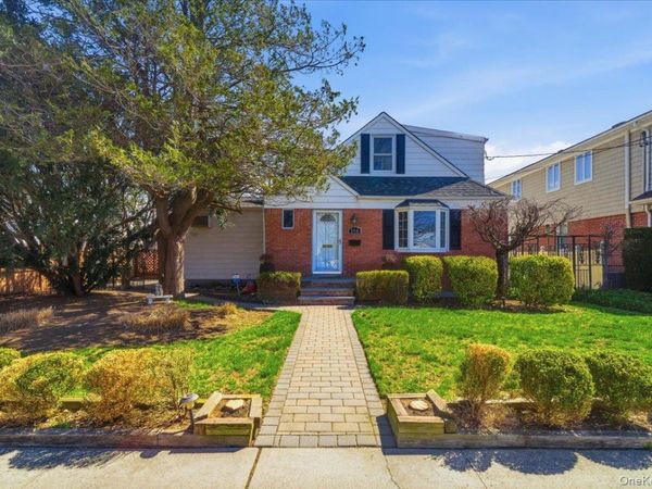 146 Caroline Avenue, Garden City South, NY 11530