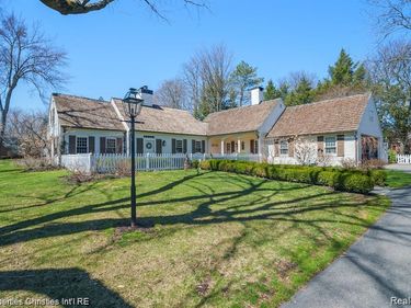 6050 W Surrey Road, Bloomfield Twp, MI 48301