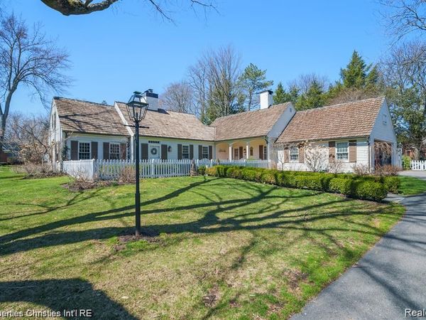 6050 W Surrey Road, Bloomfield Twp, MI 48301