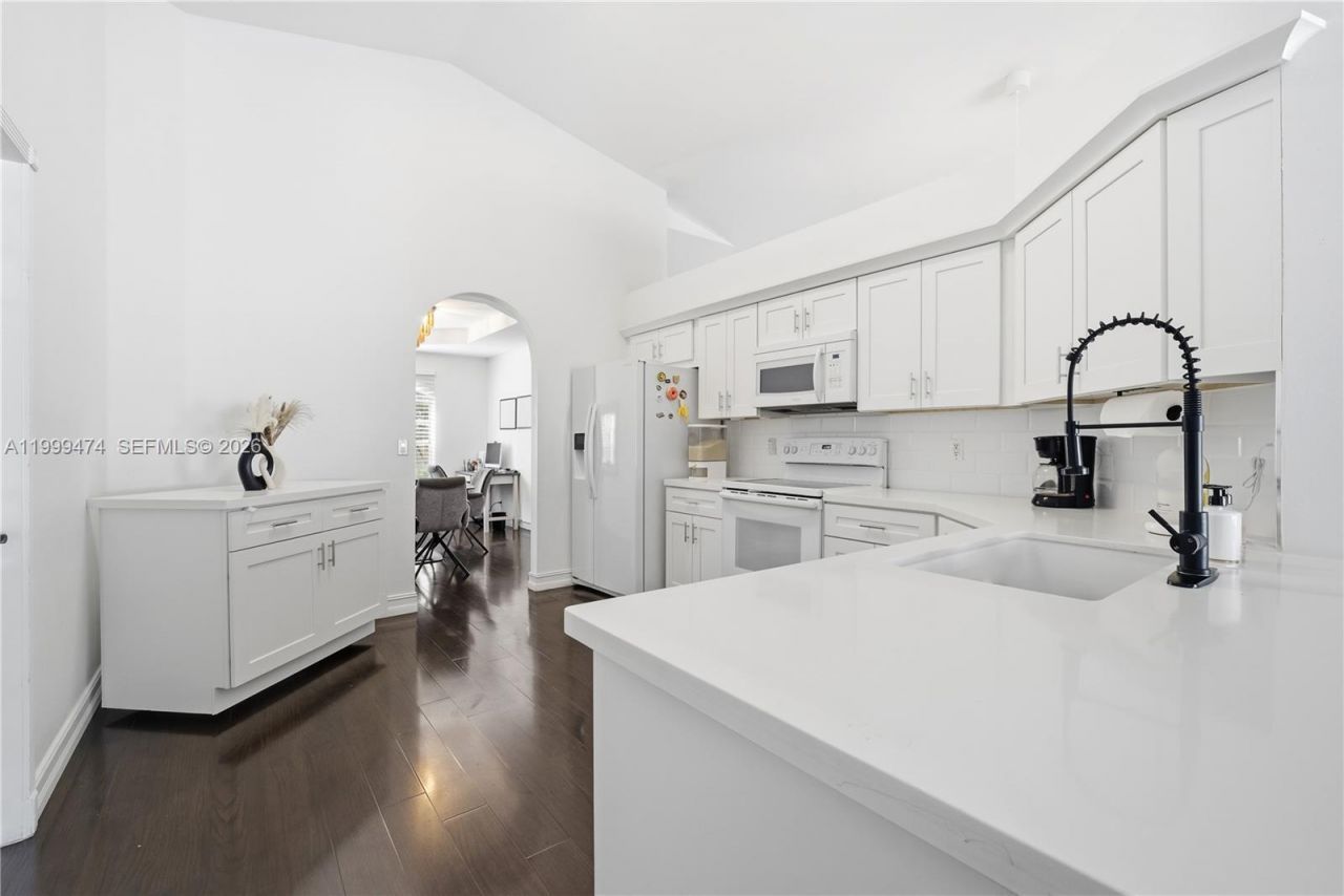 18427 NW 9th Ct, Pembroke Pines, FL 33029 Photo