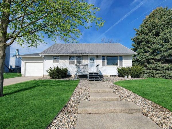 1013 Walnut St., Hull, IA 51239