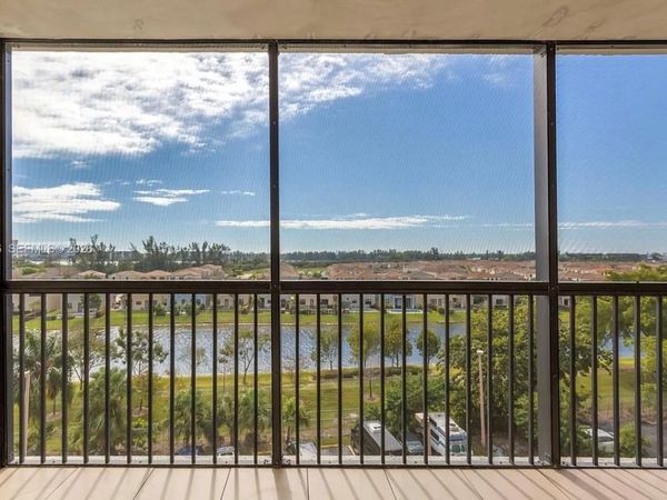 900 NE 195th St, Unit 610, Miami, FL 33179