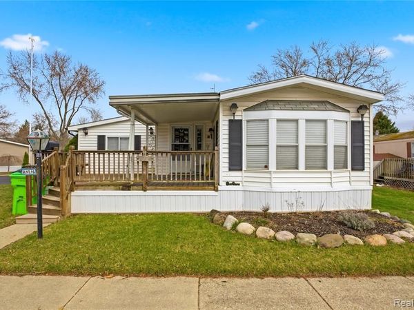 25716 Jackson St, Novi, MI 48375