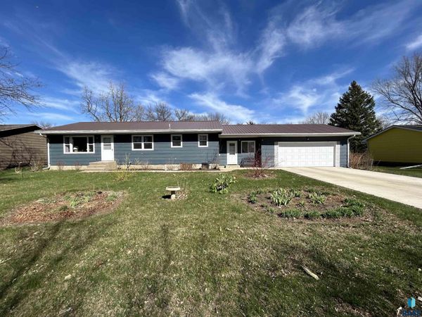 1006 S Dewald St, Freeman, SD 57029