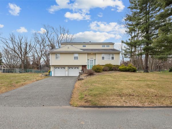 11 Castle Drive , Chestnut Ridge, NY 10977